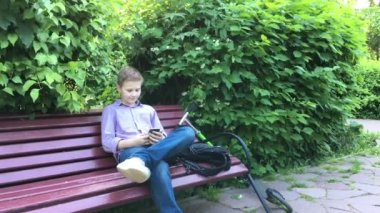 bir tezgah ve mobil telefon ederken çocuk oturur