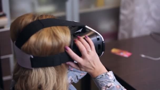 Frau trägt Virtual Reality 3D-Headset — Stockvideo