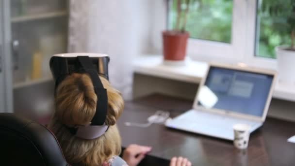 Женщина в 3D гарнитуре виртуальной реальности — стоковое видео