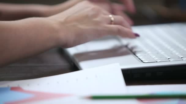 自宅のコンピューターに取り組んでいる女の子の会計士 — ストック動画