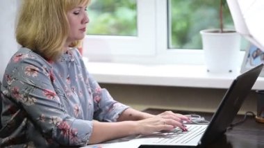 Kadın yatırımcı laptop evde çalışma