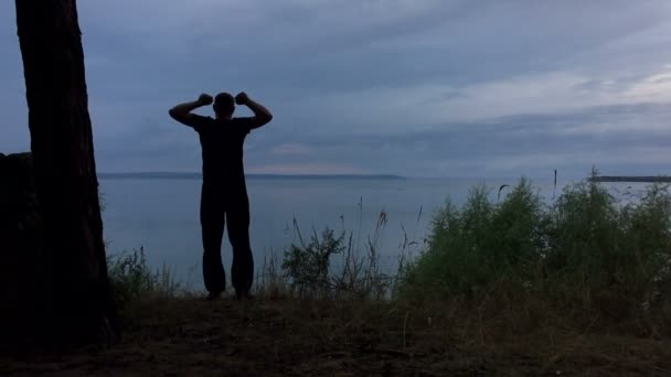 O homem levanta as mãos com alegria de vitória — Vídeo de Stock