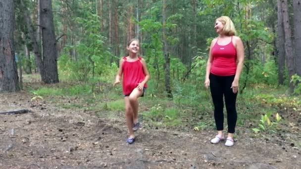 Fitness-openlucht moeder en dochter Slowmotion — Stockvideo