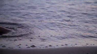Çizilmiş jn sahil kumu dalgalar tarafından yıkanıp kalp
