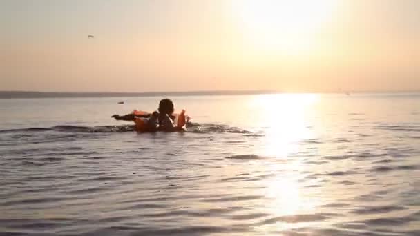 Niño se baña en el río — Vídeos de Stock