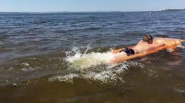 Çocuk nehre banyoları