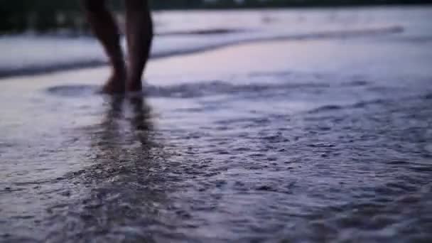 在日落时分在水上行走的女孩 — 图库视频影像