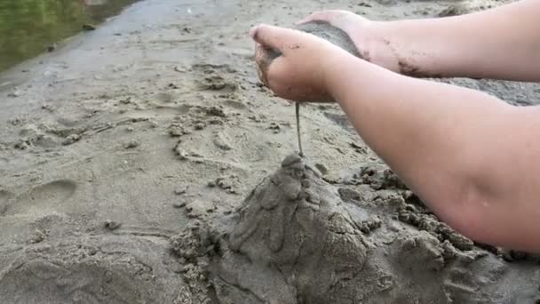 川の銀行の砂で遊ぶ子供たち — ストック動画