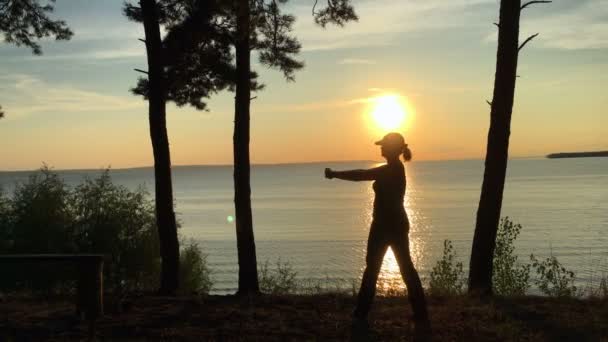 Deporte en el bosque al atardecer — Vídeo de stock