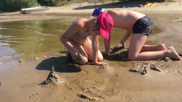 Barn leker i sanden på floden Bank — Stockvideo