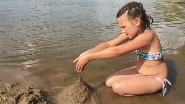 Bambini che giocano nella sabbia sulla riva del fiume — Video Stock