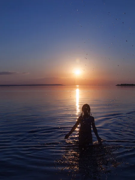 Fille émotions mains au coucher du soleil Images De Stock Libres De Droits