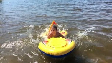 Kız nehirde banyoları