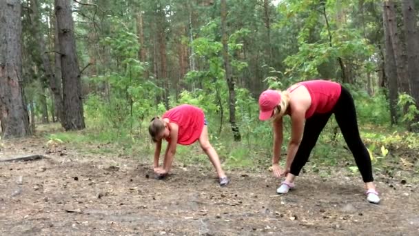 Fitness al aire libre mamá e hija cámara lenta — Vídeo de stock