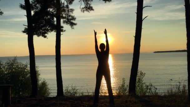 Esporte na floresta ao pôr do sol — Vídeo de Stock