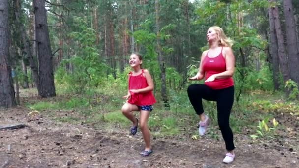 Fitness al aire libre mamá e hija cámara lenta — Vídeo de stock