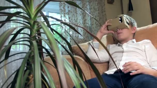 Jongen dragen VR bril 4k. — Stockvideo