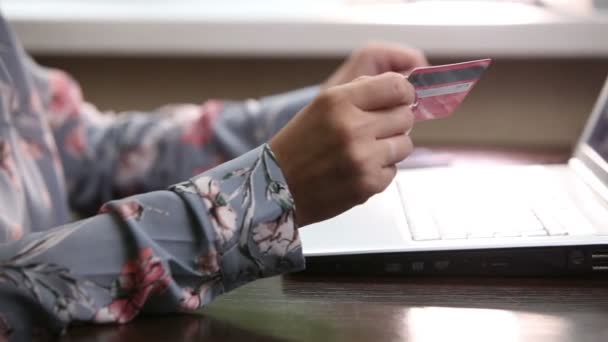 Kartu kredit dan menggunakan ponsel pintar — Stok Video