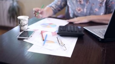 Ofiste bilgisayar üzerinde çalışan kız