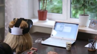 Sanal gerçeklik 3d kulaklık giyen kadın