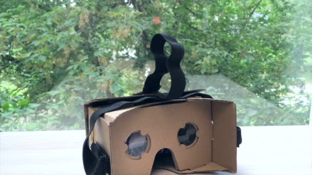 Стаканы VR на столе 4K — стоковое видео