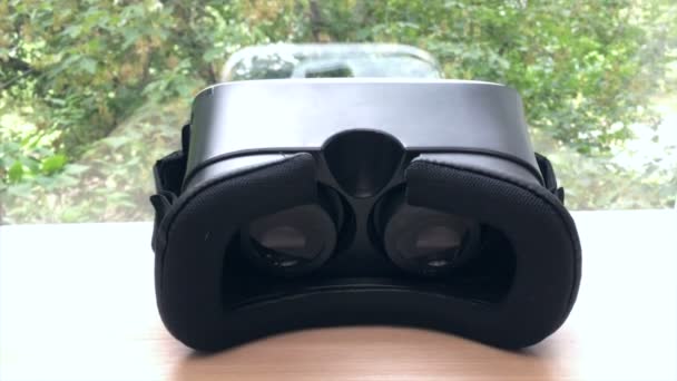 Стаканы VR на столе 4K — стоковое видео