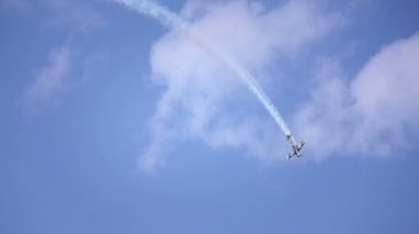 Gösteri uçağı bir hava gösterisi