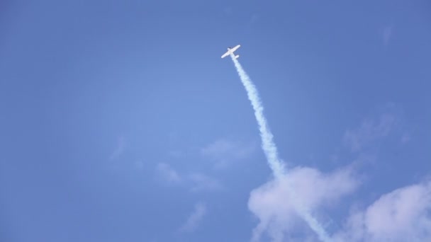Toon vliegtuig op een airshow — Stockvideo