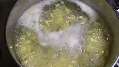 Mutfakta yemek sebze çorbası
