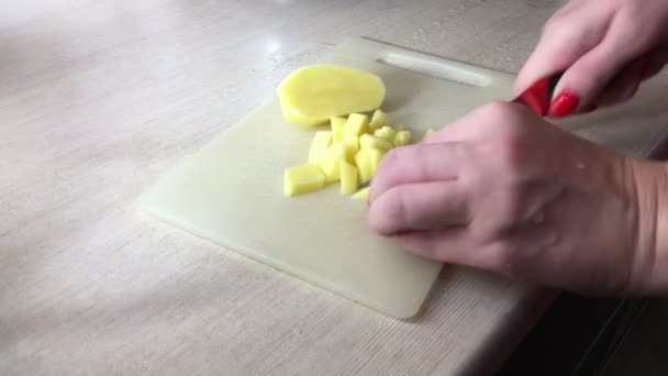 Μαγείρεμα πατάτας στην κουζίνα. — Αρχείο Βίντεο
