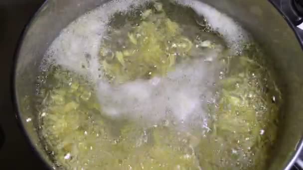 Готовка овощного супа на кухне — стоковое видео