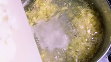 Mutfakta yemek sebze çorbası