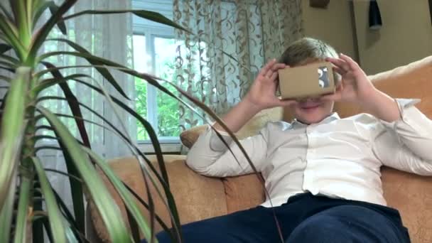 Menino vestindo óculos de realidade virtual 4K . — Vídeo de Stock