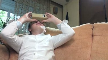Sanal gerçeklik giyen çocuk 4 k gözlükler.
