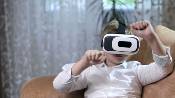 Junge trägt Virtual-Reality-Brille. — Stockvideo