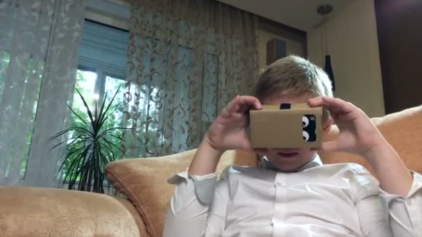 Pojke som bär virtuell verklighet glasögon 4k. — Stockvideo
