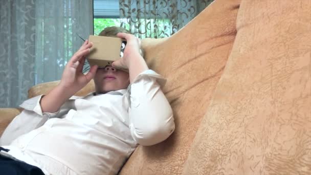 Junge mit Virtual-Reality-Brille 4k. — Stockvideo