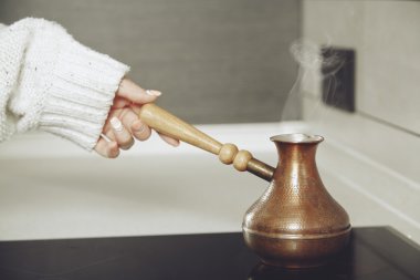Elektrikli ocakta demlenmiş kahve
