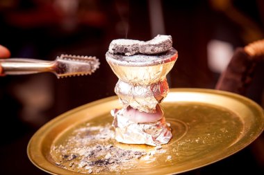 Sigara içmek için nargile kömürü ve doğal ışıklandırmada eğlence.