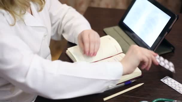 Médico trabalhando com computador tablet e documentos — Vídeo de Stock