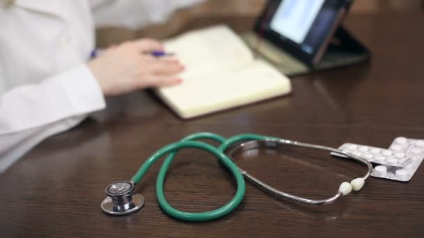 Médecin travaillant avec tablette et documents — Video