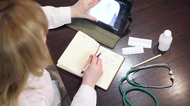 Médico trabalhando com computador tablet e documentos — Vídeo de Stock