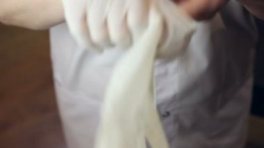 Doktor elbise eldiven eller üzerinde