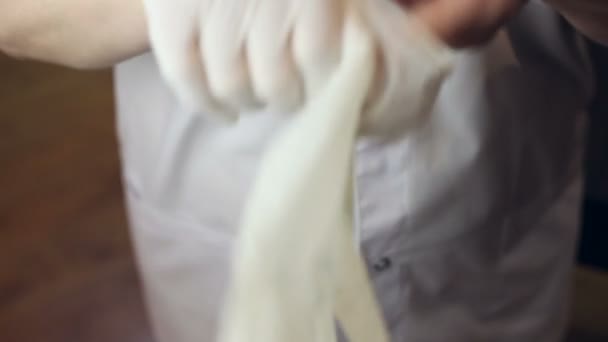 Arts jurk handschoenen op handen — Stockvideo