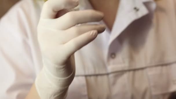 Mulher Doctor segurando seringa na sala cirúrgica — Vídeo de Stock