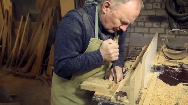 El hombre trabaja en la máquina con madera — Vídeo de stock