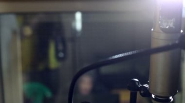 Stüdyoda şarkı adam