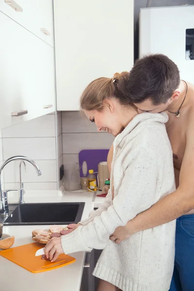 Niedliche Hausfrau singt in der Küche — Stockfoto