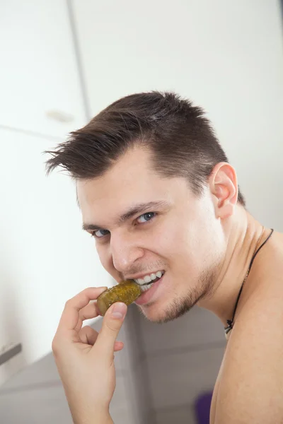 Guy eats cucumber — Stock Photo, Image