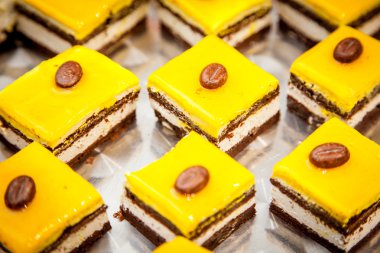 Sarı meyve jöle ile süslü pasta